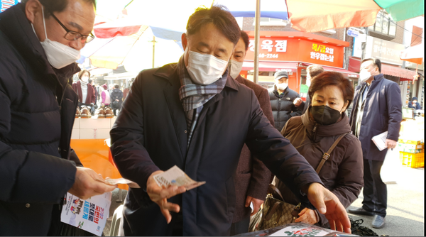 ▲ 사진 = 국민의힘 심재돈 당협위원장이 송현시장,현대시장, 신기시장,석바위시장  등 상인들과 설명절인사를 나누고있다.