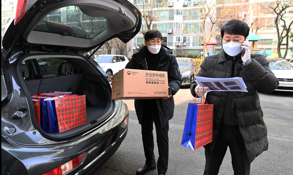 ▲ 사닌 = 차준택 구청장이  공무원들과 보건소 지원 사업에 나섰다.