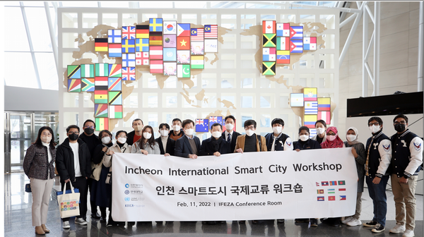 ▲사진 = 개발도상국(10개국)의 간부공무원 등으로 구성(국적별: 인도네시아, 필리핀, 몽골, 라오스, 스리랑카, 네팔, 캄보디아, 방글라데시, 키르기스스탄, 우즈베키스탄) 원이 모여 단체기념촬영