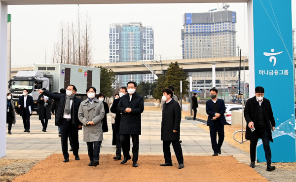 ▲ 사진 = 박남춘시장이 하나금융 착공식을 하루앞둔 14일 현장을 방문하고 있다.