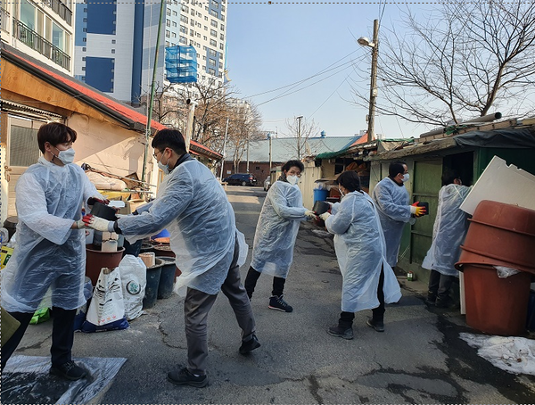 ▲사진 = 중구 신흥동지역사회보장협의체 박윤홍, 김도윤 공동위원장이 저소득층 사랑의연탄을 전달하고있다. 