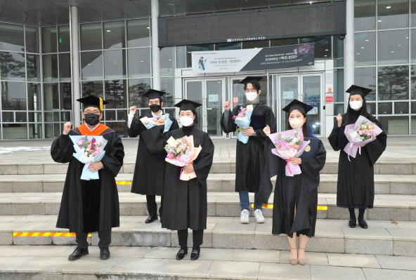 ▲사진 = 졸업생들의 기념촬영
