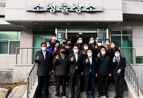 ▲사진 = 옹진군 소청도 출장소 앞줄 왼쪽에서  세번째 박남춘시장 네번째 장정민 군수가  손으로 V자를 보내며 사진촬영을 하고있다.