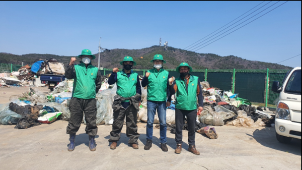         ▲사진 = 옹진군영흥면협의회 지도자 네명이 두주먹쥐고 화이팅 하고있다.