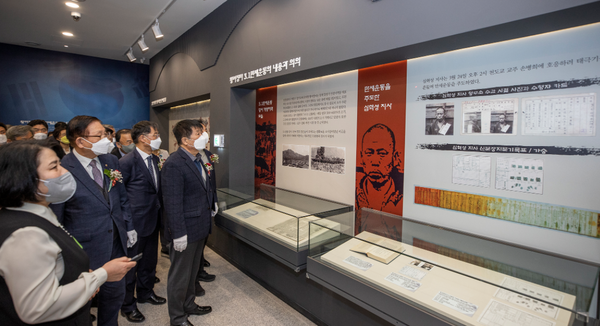     ▲사진 = 황어장터 3.1만세운동 역사문화센터에서 박형우 구청청장이 역사물을 관람하고 있다.