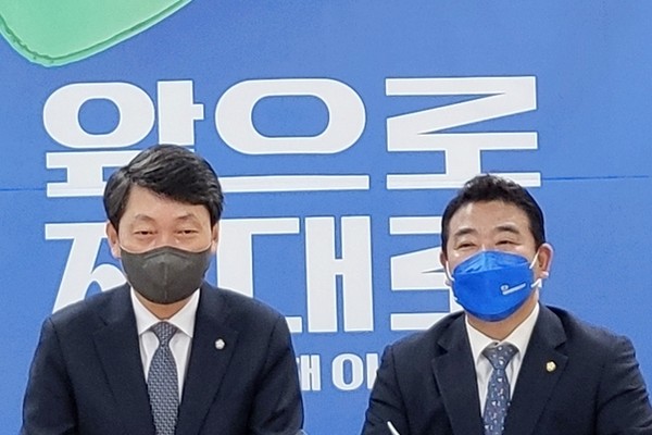 ▲ 김민철 공천관리위원회 위원(왼쪽)과 더불어민주당 박정 경기도당 위원장(오른쪽)이 11일 경기도당에서 공천 관련 기자 간담회를 진행했다.