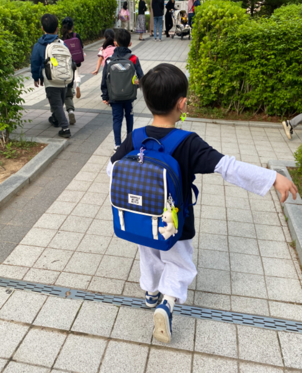                                                         ▲사진 = 등하굣길 어린이들의 뒷모습 