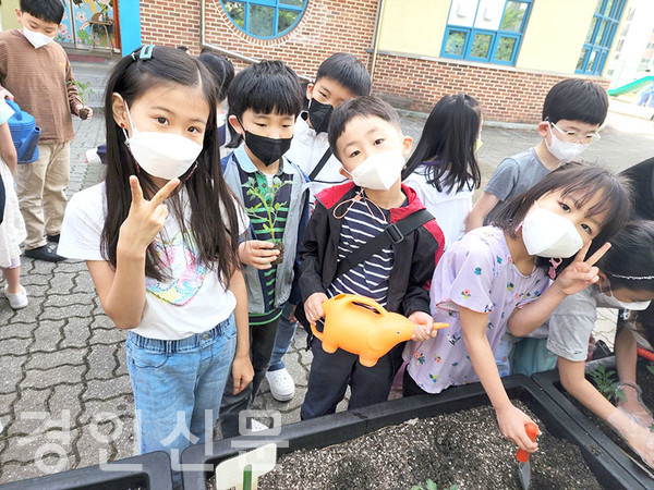 대청초학생들의 꿈이 영그는 행복 텃밭 가꾸기 모습