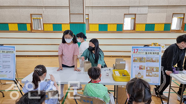 ​송전초등학교가 코로나 이후 2년 만에 4일 어린이날 기념 페스티벌이 실시했다. 송전초등학교가 코로나 이후 2년 만에 4일 어린이날 기념 페스티벌이 실시했다. 