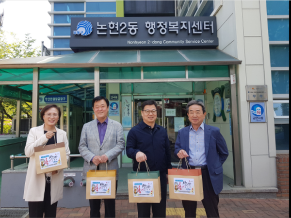 ▲사진 = 남동구 논현2동 행정복지센터 이갑천 동장은 최근 어버이날을 맞아 저소득 어르신 50명에게 영양이 가득 담긴 설렁탕을 전달하고 있다.