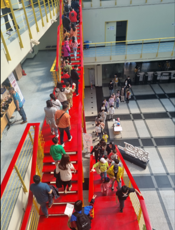                                                          ▲사진 = 오전 8시부터 줄을서서있는 시민들