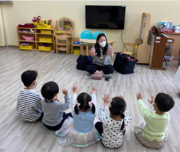         ▲사진 = 전문강사가 유치원을 방문해 장애유아 통합교육을 하고있다.