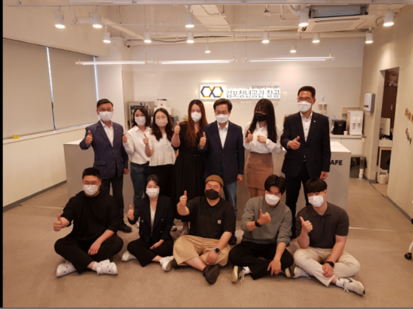 ▲사진 = 더불어민주당 김포시장 정하영 후보가 청년들과 엄지손가락을 들고 승리를 다짐 하고있다.