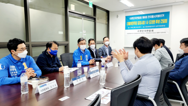     ▲사진 = 정하영 후보가 청년들과 간담회를하고 있다.