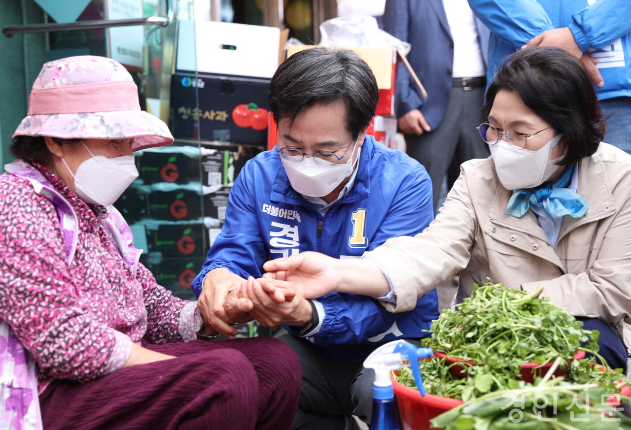 ▲ 용인 중앙시장에서 나물행상을 하시는 어르신을 보고 과거 행상을 했던 어머니 생각에 어르신 두 손을 꼭잡은 김동연 후보 내외(4월 25일)