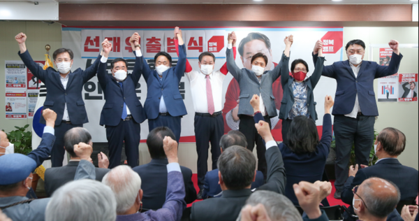 ▲사진 = 국민의힘 인천시장 유정복 후보 캠프에 ,이학재 전 예비후보 ,안상수 전 예비후보가 유후보를 지지하고 나섰다. 손을들고 승리의 함성을 소리치고있다.