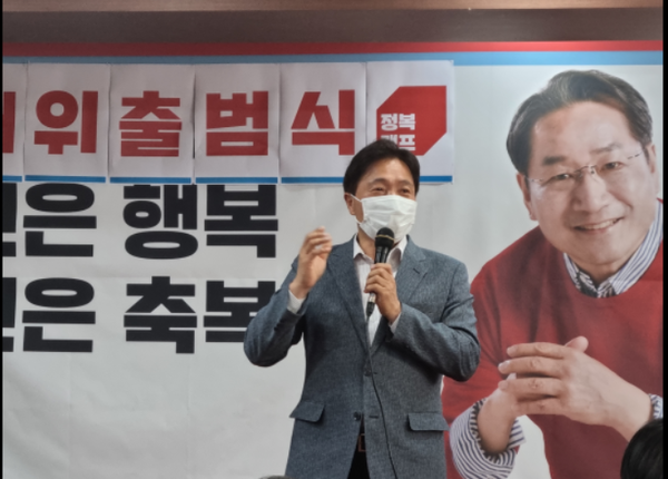      ▲사진 = 이학재 전 예비후보가 유정복 후보를 지지하고 있다.