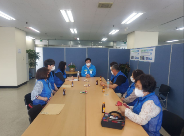   ▲사진 = 인천교육감 도성훈 후보가 노조간부들과 정책간담회를 갖고있다.