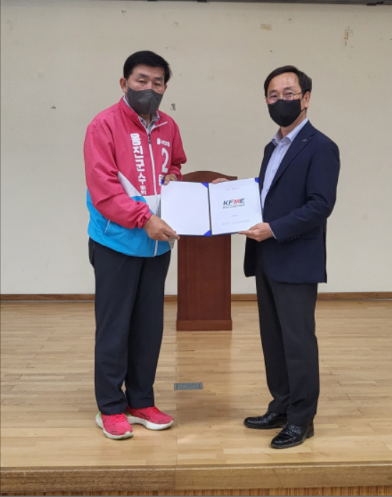 ▲사진 = 왼쪽 국민의힘 문경복 옹진군수에게  ,옹진군 소상공인연합회 김현기 회장이 정책을 전달하하고 있다.