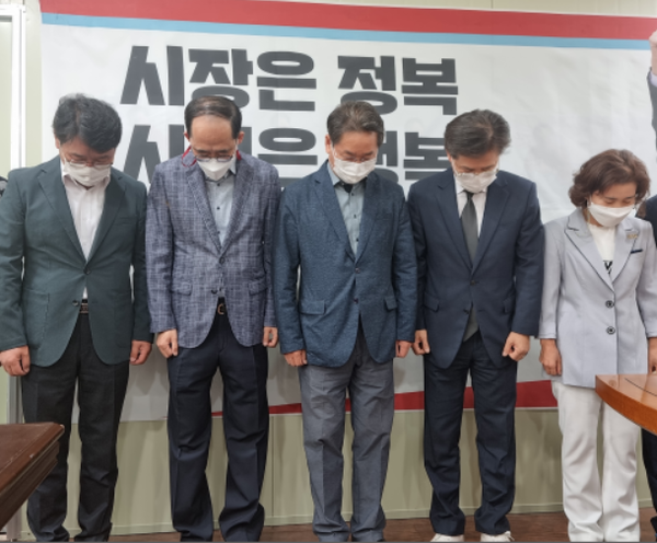    ▲사진 =국민의힘 인천시장 유정복후보가 선거 캠프에서 묵념을 하고있다.