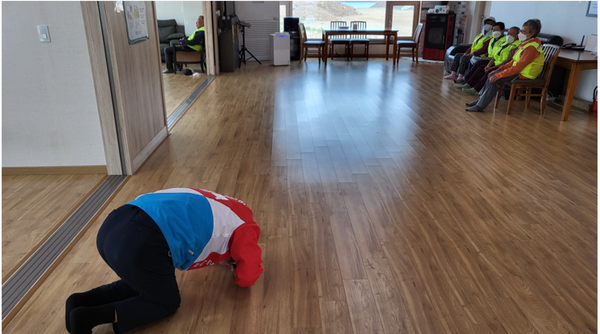   ▲사진 = 국민의힘 옹진군수 문경복 후보가 어르신들께 큰정을 올리며 지지를 호소하고있다