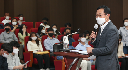 ▲사진 = 더불어민주당 인천시장 박남춘 후보가 강연을 하고있다