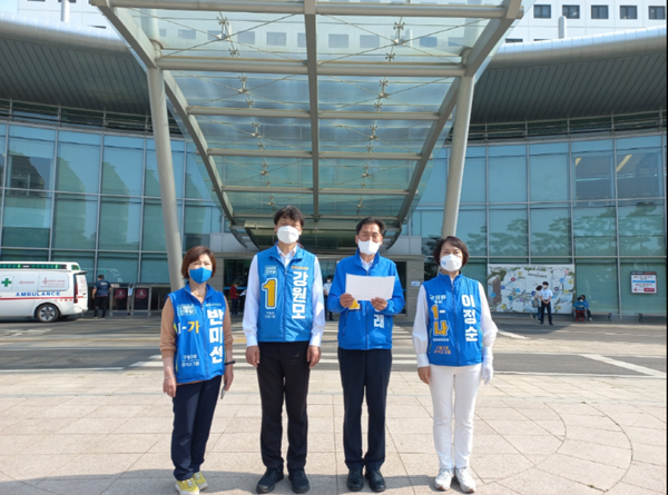  ▲사진 = 더불어민주당 이병래,강원모,반미선,이정순 후보 길병원 장례식장 이전 반대를 외치고있다.