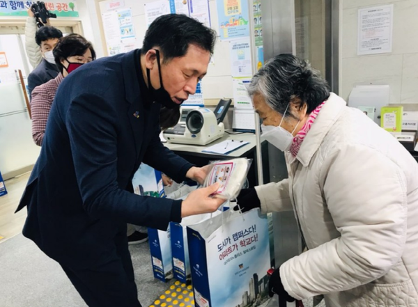 ▲사진 =더불어민주당 이병래 후보가 어르신들께 마스크를 전달하고있다.