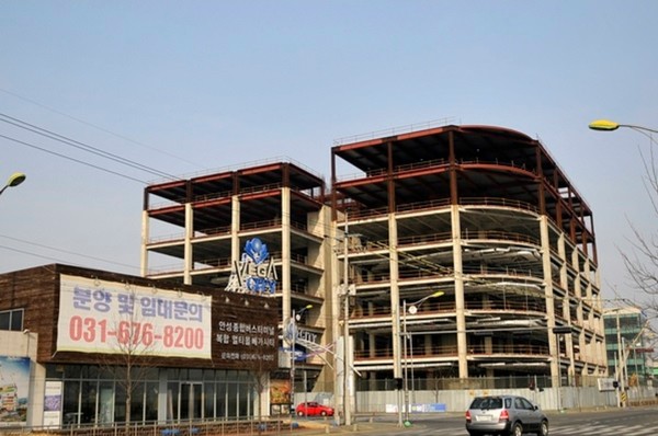                                                                            ▲안성시도 손 놓았던 기업을 설득해 철거를 진행케 했다.