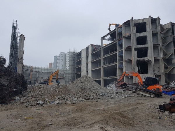                                                           ▲14년간 방치해오던  안성종합터미널 흉물이 철거되고 있다.  