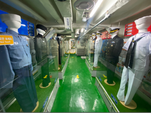 ▲사진 = 수도권 안보체험 관광명소인 함상공원 운봉함에 해군 복장을 활용한 전시 공간