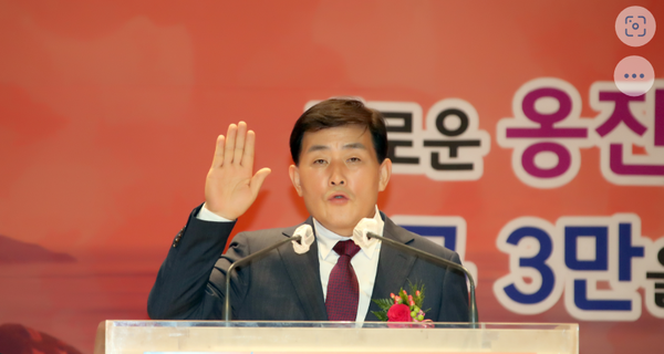     ▲사진 = 문경복 옹진군수가 취임 선서를 하고있다.