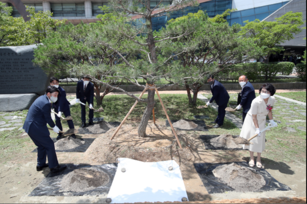  ▲사진 = 문경복  옹진군수가 취임후 기념식수를 심고있다.