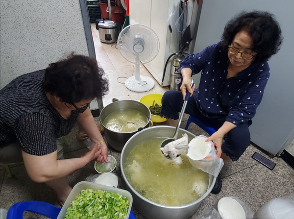   ▲사진 = 부평3동 지역사회보장협의체 회원들이 삼계탕을 봉지에 하나씩 넣고있다.