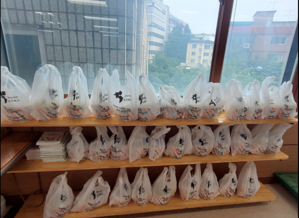     ▲사진= 삼계탕 닭이 봉지에 들어있다