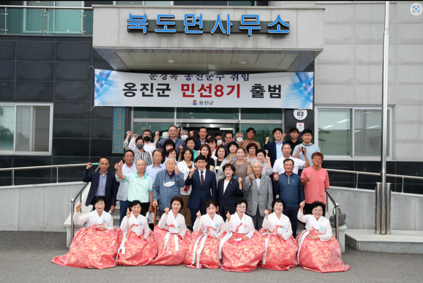  ▲사진 = 문경복 옹진군수가  취임인사를 마치고 기념촬영을하고있다.