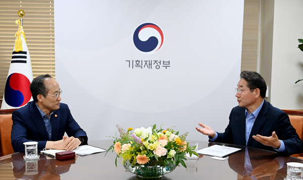 ▲사진 = 유정복 인천시장이 서울정부청사를 방문 추경호 경제부총리와 면담을하고 있다.