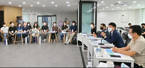 ▲=차준택 부평구청장이 21일 신한은행 두드림 스페이스에서 ‘2022년 청년 창업자 네트워킹 데이’를 진행하고 있다.