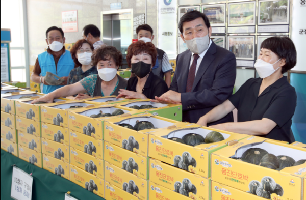 ▲사진 = 문경복 옹진군수가 군청 1층로비에서 단호박을 판매하고 있다.