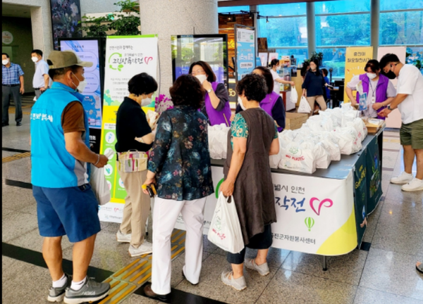 ▲사진 = 군청 1층 로비에서 청사 방문객 대상으로 환경오염을 최소화하자는 취지로 녹색소비를 홍보하고 있다.