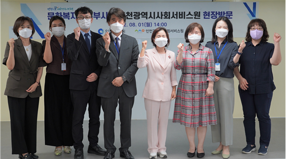 ▲사진 = 이행숙 문화복지정무부시장이 지난 1일 기관을 방문하고 인천시사회서비스원 본부장, 팀·실장과 기념촬영을 하고 있다.