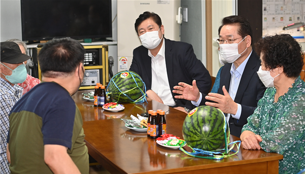 ▲사진 =유정복시장이 주안동 취약계층을 방문 폭염 대응상황을 점검하고있다.