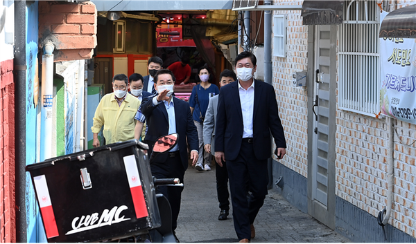 ▲사진 = 유정복시장이 현장을 돌며 폭염에 철저하게 대응하라고 지시하고 있다