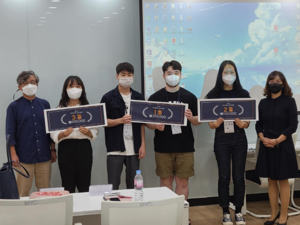  ▲사진 = 직무분석 경진대회 선발된 학생들이 기념촬영을 하고있다.