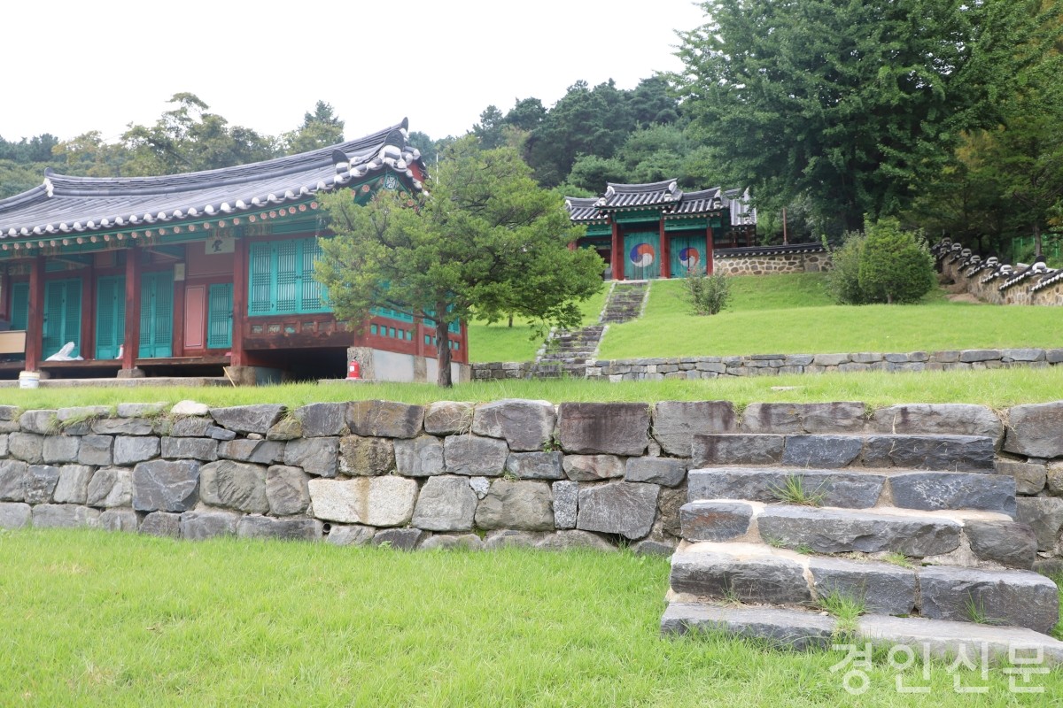 유림행사와 강론 장소인 강당(앞)과 정몽주 선생의 위패를 모신 사당(뒤)