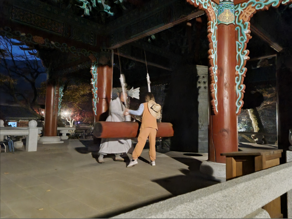 ▲사진 =한국기와문화관을 관람하고 타종 체험, 예불, 명상, 스님과의 차담 등 한국 불교문화를 체험