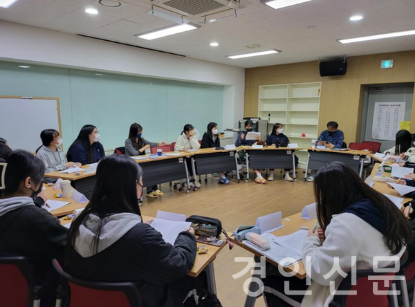 ▲춘천여자고등학교 Great Books 세미나에서 대면 수업을 받고 있다.