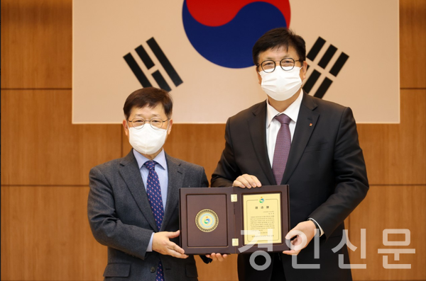 ▲2022년 종무식과 왼쪽 장우삼 부교육감 오른쪽 도성훈교육감이 이임식을 하고있는 모습