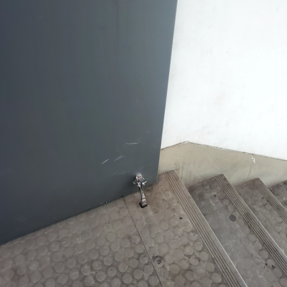 ▲도어스토퍼로 방화문을 개방하는 행위 