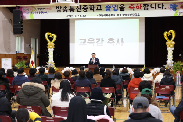 ▲도성훈 인천시교육감이 11일 제5회 구월여자중학교부설방송통신중학교 졸업식과 12일 제46회 제물포고등학교부설방송통신고등학교 졸업식에 참석해 졸업생들에게 축하를 보내고 있다.